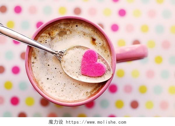 七夕情人节可爱粉嫩咖啡杯爱心勺子背景图片